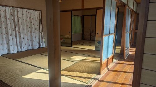 離れ室内