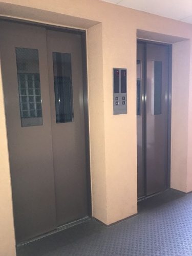玄関前のエレベーター