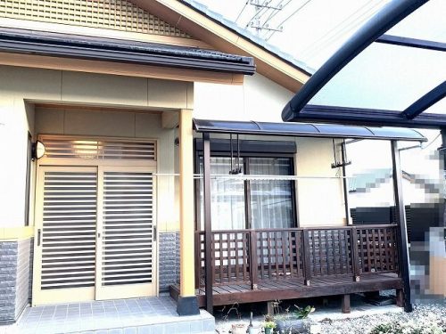 玄関とウッドデッキ