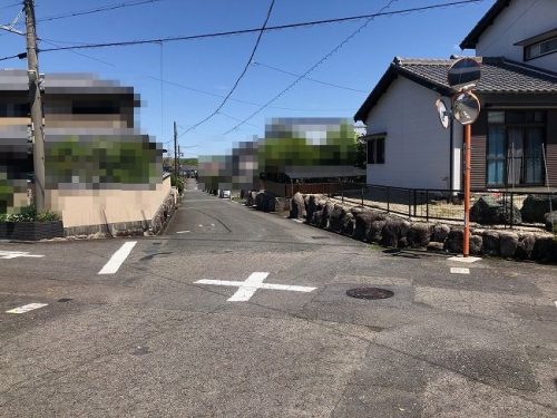 前面道路（北西側）