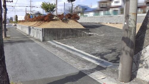 乗入口２(南道路側)