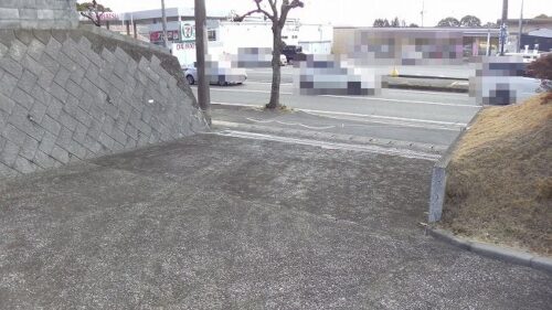 乗入口２(南道路側)